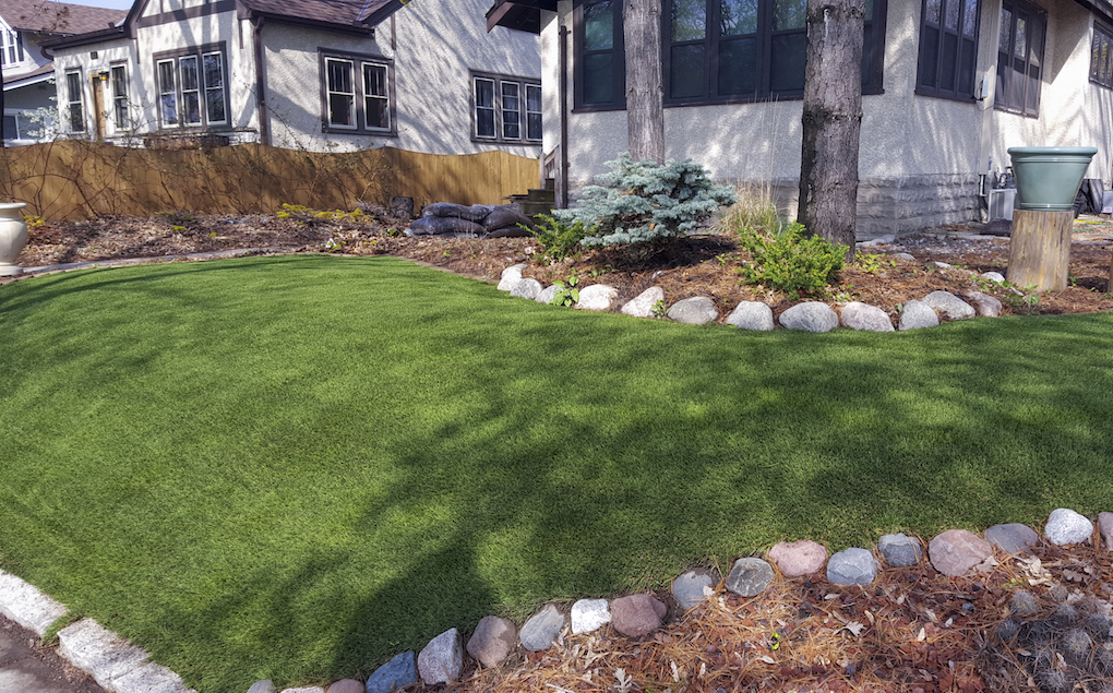 img_2016_midwest_home_artificial_grass_SYNlawn_X_jpg